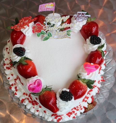 Heart 8" W/Straw cake -
